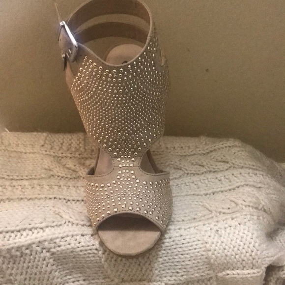 Nude and gold open toe  shoes - Picture 2 of 4